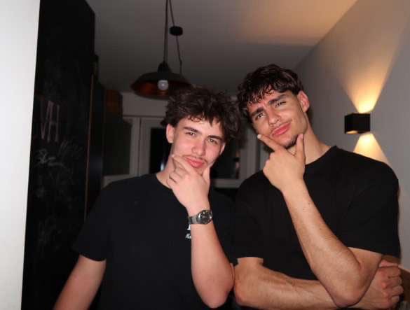 Les deux fondateurs de Cocorio, en pleine discussion complice à l'intérieur.